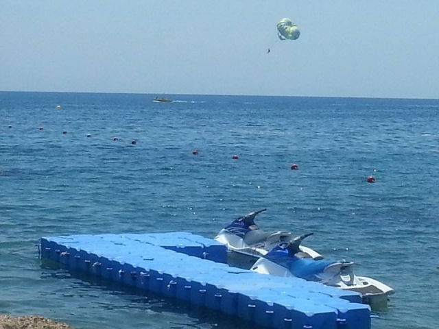 Motos de agua y parasailing al fondo